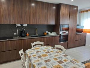 Kuchyň nebo kuchyňský kout v ubytování 1 bedroom holidays apartment in Quarteira Algarve