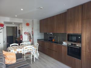 Kuchyň nebo kuchyňský kout v ubytování 1 bedroom holidays apartment in Quarteira Algarve
