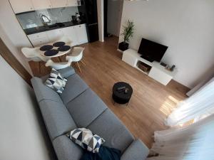 vistas panorámicas a una sala de estar con sofá y mesa en DĘBOWA KUTNO en Kutno