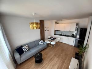 ein Wohnzimmer mit einem Sofa und einem Tisch in der Unterkunft DĘBOWA KUTNO in Kutno