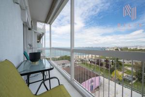 balcón con mesa y vistas al océano en ArtHall, Nilie Hospitality MGMT en Tesalónica