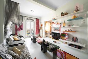 una sala de estar con paredes y estanterías blancas en ArtHall, Nilie Hospitality MGMT en Tesalónica