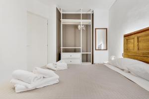 a bedroom with two beds with towels on the floor at La Finestra sul Borgo, Terre Marine in Corniglia