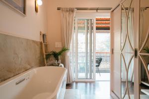 O baie la ELIVAAS 4 BHK with Pvt Pool & Terrace - Opalys +45 fotografii