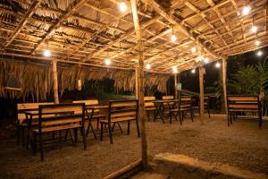 eine Gruppe von Tischen und Stühlen unter einem Pavillon in der Unterkunft TENT LIFE in Vagamon