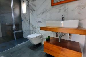 Kúpeľňa v ubytovaní Corralejo Suite Pool & Gardens - Alisios Playa