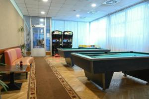 una sala de billar con 2 mesas de billar y 2 juegos recreativos en Hotel Szieszta en Sopron