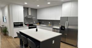 Η κουζίνα ή μικρή κουζίνα στο Enjoy our brand new home close to Hollywood in Hallandale Beach!