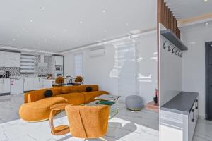 ein Wohnzimmer mit einem Sofa und einem Tisch in der Unterkunft Villa Ortaç 4 Doğa İçerisinde, korunaklı villa in Kaş