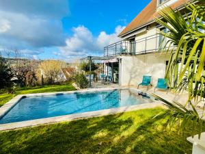 薩爾拉拉卡內達的住宿－Tournesol & Anémone Sarlat，一座房子的院子内的游泳池