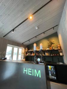 um bar com um sinal de Hein no balcão de um quarto em Hemmingodden Lodge em Ballstad