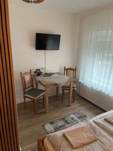 A television and/or entertainment centre at Airport Jazmin Guesthouse