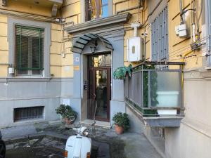 un edificio con una porta e una finestra e uno scooter bianco di Messineo’s Home a Napoli