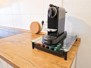 a toaster sitting on top of a kitchen counter at Apartment beim Theater in Hildesheim