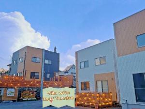grupa budynków z napisem z tarasem na dachu w obiekcie ヴィラ山間堂 Terrace Villa BBQ Bonfire Fuji view Annovillas w mieście Fujikawaguchiko