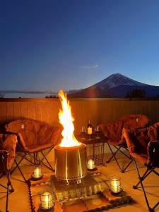 una hoguera con una montaña en el fondo en ヴィラ山間堂 Terrace Villa BBQ Bonfire Fuji view Annovillas en Fujikawaguchiko