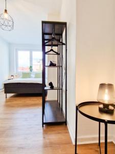 um quarto com uma cama, uma mesa e uma prateleira em Apartment beim Theater em Hildesheim