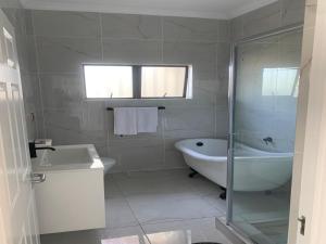 Koupelna v ubytování The Dolphins Hive + 5 fotografií