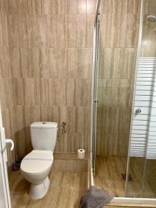 A bathroom at Airport Jazmin Guesthouse