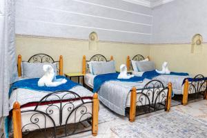 Cama o camas de una habitación en Hôtel Faouzi