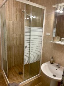 A bathroom at Airport Jazmin Guesthouse