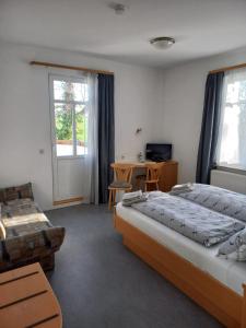 Landgasthof zum SEEHOF في روتويل: غرفة نوم بسرير واريكة وطاولة