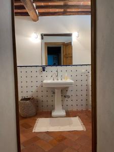 y baño con lavabo y espejo. en Masseria di Matraia, en Matraia