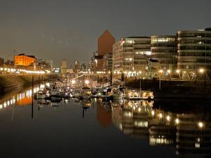 Ein allgemeiner Blick auf Duisburg oder ein Stadtblick von des Bootes aus