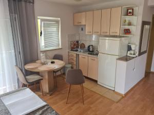 Kuchyň nebo kuchyňský kout v ubytování Apartments Bosnjak
