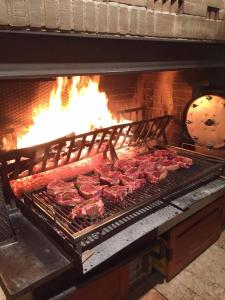 masa na grillu w piekarniku w obiekcie Hotel Ristorante La Casona w mieście Feltre