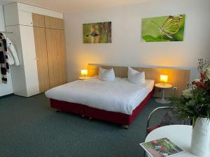 um quarto de hotel com uma cama e duas mesas e duas lâmpadas em A&S Ferienzentrum Oberhof em Oberhof