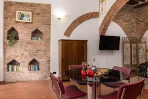 comedor con mesa y sillas con copas de vino en Il Chiostro, en Siena