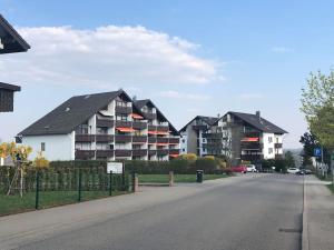 eine Reihe von Häusern an der Straßenseite in der Unterkunft Apartment mit toller Aussicht in Bad Liebenzell