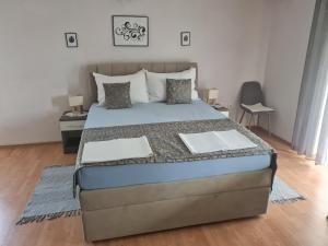 sypialnia z dużym łóżkiem w pokoju w obiekcie Apartments Bosnjak w Szybeniku