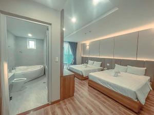 Postel nebo postele na pokoji v ubytování HO TRAM GOLDEN HOTEL