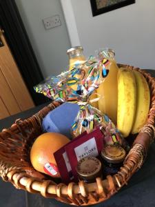 een mand gevuld met fruit en andere producten op een tafel bij Belmont Gem in Knaresborough
