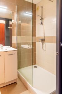 y baño con ducha y lavamanos. en Appartement T1 à 300m des thermes de Barbotan, en Barbotan-les-Thermes