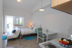 - une chambre avec un lit et une table avec un bol de fruits dans l'établissement Apartments Dunato Nedeljko, à Šilo
