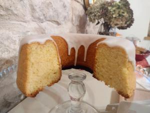 um bolo com cobertura em cima de uma mesa em B&b La Casa di Elsa em Polcenigo
