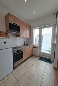 Küche/Küchenzeile in der Unterkunft La ScarpeHouse - Douai - Wifi