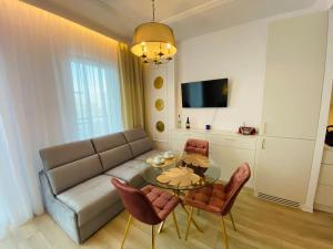 Televízia a/alebo spoločenská miestnosť v ubytovaní Gustowny apartament na Woli