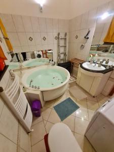 La salle de bains est pourvue d'une baignoire et d'un lavabo. dans l'établissement Weiner Downtown Apartment, à Budapest