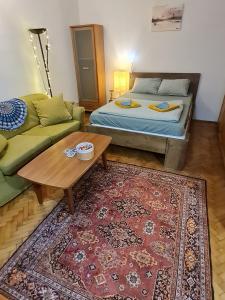 - un salon avec un lit et un canapé dans l'établissement Weiner Downtown Apartment, à Budapest