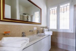 uma casa de banho com um lavatório e um espelho em Sea side apartment between Nice and Monaco - 2 em Villefranche-sur-Mer