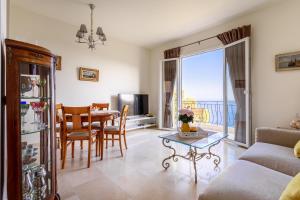 un soggiorno con tavolo e una sala da pranzo di Sea side apartment between Nice and Monaco - 2 a Villefranche-sur-Mer