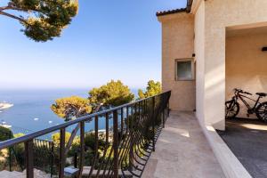 balcón con vistas al océano en Sea side apartment between Nice and Monaco - 2 en Villefranche-sur-Mer