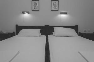 2 Betten nebeneinander in einem Zimmer in der Unterkunft Fokion Studios in Lakíthra