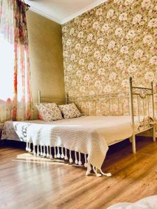 um quarto com uma cama com uma parede floral em Apartment on Virmenska 14Вул Вірменська Центр em Lviv