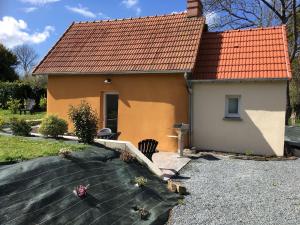 mały dom z czerwonym dachem w obiekcie la violette w mieście Gouville-sur-Mer