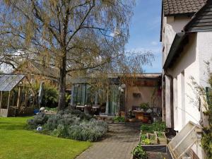 ヴェーゼルにあるFerienwohnung Niederrheinの庭と煉瓦造りの通路のある家